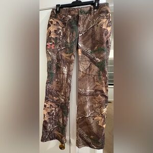 Women Under Armour camo pants size 8